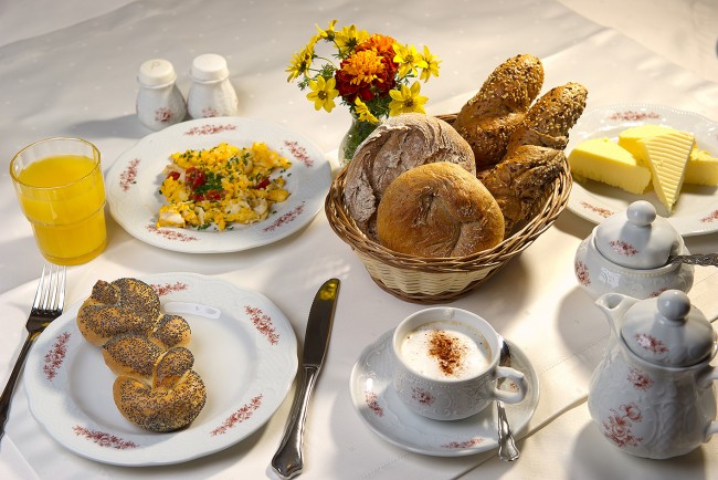 Gedeckter Frühstückstisch