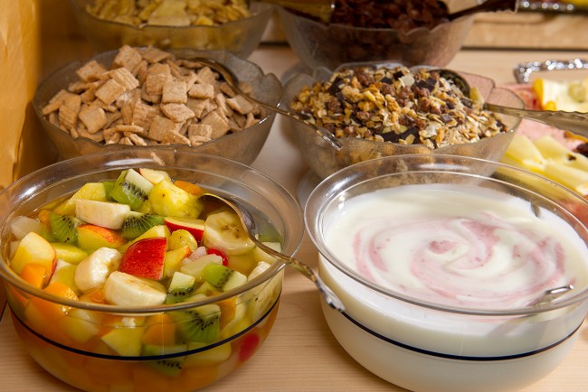 Zerealien mit frischem Obst und Joghurt