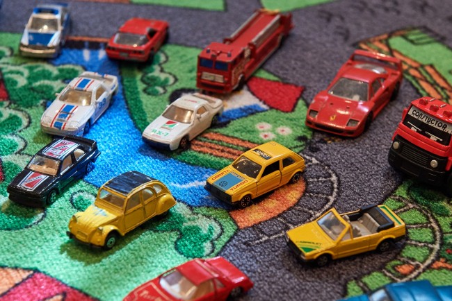 Kinderspielraum mit Autoteppich